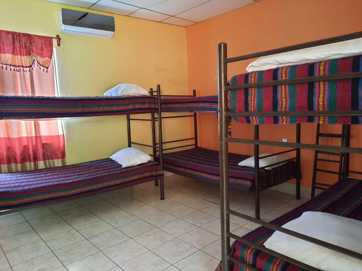 Green Monkey Hostel Флорес Екстер'єр фото
